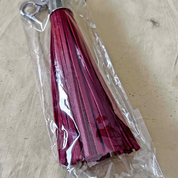 TASSLE, HAS 4 SHORT COMPUTER CABLES WITH DIFFERENT CONNECTION ENDS FOR CHARGING, - Picture 2 of 10